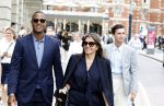 Amsterdam 15 juli 2024
Herdenkingsmonument Peter R. de Vries onthuld in Amsterdam Het kunstwerk bestaat uit twee bronzen handen die in elkaar grijpen en is gemaakt door kunstenares Rini Hurkmans. Burgemeester Femke Halsema en Kelly de Vries spreken tijdens de onthulling van het monument. Humbert Tan presenteert het . Ook zijn vrouw Jaqueline de Vries zoon Royce de Vries (met vrouw ) en Kelly de Vries (met partner) waren natuurlijk aanwezig . Patrick Kluivert en zijn vrouw Rossana Kluivert