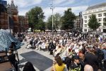 Amsterdam 15 juli 2024
Herdenkingsmonument Peter R. de Vries onthuld in Amsterdam Het kunstwerk bestaat uit twee bronzen handen die in elkaar grijpen en is gemaakt door kunstenares Rini Hurkmans. Burgemeester Femke Halsema en Kelly de Vries spreken tijdens de onthulling van het monument. Humbert Tan presenteert het . Ook zijn vrouw Jaqueline de Vries zoon Royce de Vries (met vrouw ) en Kelly de Vries (met partner) waren natuurlijk aanwezig .