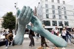 Amsterdam 15 juli 2024
Herdenkingsmonument Peter R. de Vries onthuld in Amsterdam Het kunstwerk bestaat uit twee bronzen handen die in elkaar grijpen en is gemaakt door kunstenares Rini Hurkmans. Burgemeester Femke Halsema en Kelly de Vries spreken tijdens de onthulling van het monument. Humbert Tan presenteert het . Ook zijn vrouw Jaqueline de Vries zoon Royce de Vries (met vrouw ) en Kelly de Vries (met partner) waren natuurlijk aanwezig .