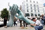 Amsterdam 15 juli 2024
Herdenkingsmonument Peter R. de Vries onthuld in Amsterdam Het kunstwerk bestaat uit twee bronzen handen die in elkaar grijpen en is gemaakt door kunstenares Rini Hurkmans. Burgemeester Femke Halsema en Kelly de Vries spreken tijdens de onthulling van het monument. Humbert Tan presenteert het . Ook zijn vrouw Jaqueline de Vries zoon Royce de Vries (met vrouw ) en Kelly de Vries (met partner) waren natuurlijk aanwezig .