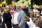 Amsterdam 15 juli 2024
Herdenkingsmonument Peter R. de Vries onthuld in Amsterdam Het kunstwerk bestaat uit twee bronzen handen die in elkaar grijpen en is gemaakt door kunstenares Rini Hurkmans. Burgemeester Femke Halsema en Kelly de Vries spreken tijdens de onthulling van het monument. Humbert Tan presenteert het . Ook zijn vrouw Jaqueline de Vries zoon Royce de Vries (met vrouw ) en Kelly de Vries (met partner) waren natuurlijk aanwezig . Advocaat peter Schouten met beveiliging