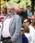Amsterdam 15 juli 2024
Herdenkingsmonument Peter R. de Vries onthuld in Amsterdam Het kunstwerk bestaat uit twee bronzen handen die in elkaar grijpen en is gemaakt door kunstenares Rini Hurkmans. Burgemeester Femke Halsema en Kelly de Vries spreken tijdens de onthulling van het monument. Humbert Tan presenteert het . Ook zijn vrouw Jaqueline de Vries zoon Royce de Vries (met vrouw ) en Kelly de Vries (met partner) waren natuurlijk aanwezig . Advocaat peter Schouten met beveiliging