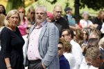 Amsterdam 15 juli 2024
Herdenkingsmonument Peter R. de Vries onthuld in Amsterdam Het kunstwerk bestaat uit twee bronzen handen die in elkaar grijpen en is gemaakt door kunstenares Rini Hurkmans. Burgemeester Femke Halsema en Kelly de Vries spreken tijdens de onthulling van het monument. Humbert Tan presenteert het . Ook zijn vrouw Jaqueline de Vries zoon Royce de Vries (met vrouw ) en Kelly de Vries (met partner) waren natuurlijk aanwezig . Advocaat peter Schouten met beveiliging