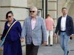 Amsterdam 15 juli 2024
Herdenkingsmonument Peter R. de Vries onthuld in Amsterdam Het kunstwerk bestaat uit twee bronzen handen die in elkaar grijpen en is gemaakt door kunstenares Rini Hurkmans. Burgemeester Femke Halsema en Kelly de Vries spreken tijdens de onthulling van het monument. Humbert Tan presenteert het . Ook zijn vrouw Jaqueline de Vries zoon Royce de Vries (met vrouw ) en Kelly de Vries (met partner) waren natuurlijk aanwezig . Advocaat peter Schouten en zijn vrouw met beveiliging