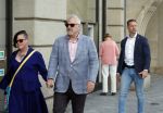Amsterdam 15 juli 2024
Herdenkingsmonument Peter R. de Vries onthuld in Amsterdam Het kunstwerk bestaat uit twee bronzen handen die in elkaar grijpen en is gemaakt door kunstenares Rini Hurkmans. Burgemeester Femke Halsema en Kelly de Vries spreken tijdens de onthulling van het monument. Humbert Tan presenteert het . Ook zijn vrouw Jaqueline de Vries zoon Royce de Vries (met vrouw ) en Kelly de Vries (met partner) waren natuurlijk aanwezig . Advocaat peter Schouten en zijn vrouw met beveiliging