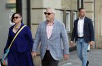 Amsterdam 15 juli 2024
Herdenkingsmonument Peter R. de Vries onthuld in Amsterdam Het kunstwerk bestaat uit twee bronzen handen die in elkaar grijpen en is gemaakt door kunstenares Rini Hurkmans. Burgemeester Femke Halsema en Kelly de Vries spreken tijdens de onthulling van het monument. Humbert Tan presenteert het . Ook zijn vrouw Jaqueline de Vries zoon Royce de Vries (met vrouw ) en Kelly de Vries (met partner) waren natuurlijk aanwezig . Advocaat peter Schouten en zijn vrouw met beveiliging