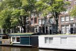 Amsterdam 30 juli 2024
 Peter v d Vorst heeft het huis 2 huizen links naast Beau v Erven Dorens   gekocht. Het was het huis van Gigi Ravelli en haar man Roger Hodenius .