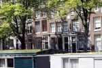 Amsterdam 30 juli 2024
 Peter v d Vorst heeft het huis 2 huizen links naast Beau v Erven Dorens   gekocht. Het was het huis van Gigi Ravelli en haar man Roger Hodenius .