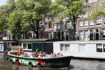 Amsterdam 30 juli 2024
 Peter v d Vorst heeft het huis 2 huizen links naast Beau v Erven Dorens   gekocht. Het was het huis van Gigi Ravelli en haar man Roger Hodenius .