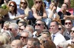 Amsterdam 15 juli 2024
Herdenkingsmonument Peter R. de Vries onthuld in Amsterdam Het kunstwerk bestaat uit twee bronzen handen die in elkaar grijpen en is gemaakt door kunstenares Rini Hurkmans. Burgemeester Femke Halsema en Kelly de Vries spreken tijdens de onthulling van het monument. Humbert Tan presenteert het . Ook zijn vrouw Jaqueline de Vries zoon Royce de Vries (met vrouw ) en Kelly de Vries (met partner) waren natuurlijk aanwezig . Richard v Vught