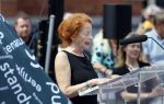 Amsterdam 15 juli 2024
Herdenkingsmonument Peter R. de Vries onthuld in Amsterdam Het kunstwerk bestaat uit twee bronzen handen die in elkaar grijpen en is gemaakt door kunstenares Rini Hurkmans. Burgemeester Femke Halsema en Kelly de Vries spreken tijdens de onthulling van het monument. Humbert Tan presenteert het . Ook zijn vrouw Jaqueline de Vries zoon Royce de Vries (met vrouw ) en Kelly de Vries (met partner) waren natuurlijk aanwezig .