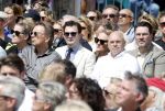 Amsterdam 15 juli 2024
Herdenkingsmonument Peter R. de Vries onthuld in Amsterdam Het kunstwerk bestaat uit twee bronzen handen die in elkaar grijpen en is gemaakt door kunstenares Rini Hurkmans. Burgemeester Femke Halsema en Kelly de Vries spreken tijdens de onthulling van het monument. Humbert Tan presenteert het . Ook zijn vrouw Jaqueline de Vries zoon Royce de Vries (met vrouw ) en Kelly de Vries (met partner) waren natuurlijk aanwezig . Rob Goossens