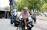 Amsterdam 18 juli 2024
Oud politicus Roger v Boxtel op de fiets in Amsterdam.