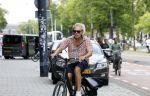 Amsterdam 18 juli 2024
Oud politicus Roger v Boxtel op de fiets in Amsterdam.