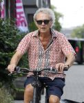Amsterdam 18 juli 2024
Oud politicus Roger v Boxtel op de fiets in Amsterdam.