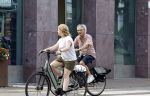 Amsterdam 18 juli 2024
Oud politicus Roger v Boxtel op de fiets in Amsterdam.