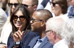 Amsterdam 15 juli 2024
Herdenkingsmonument Peter R. de Vries onthuld in Amsterdam Het kunstwerk bestaat uit twee bronzen handen die in elkaar grijpen en is gemaakt door kunstenares Rini Hurkmans. Burgemeester Femke Halsema en Kelly de Vries spreken tijdens de onthulling van het monument. Humbert Tan presenteert het . Ook zijn vrouw Jaqueline de Vries zoon Royce de Vries (met vrouw ) en Kelly de Vries (met partner) waren natuurlijk aanwezig .
