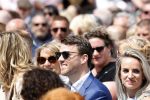 Amsterdam 15 juli 2024
Herdenkingsmonument Peter R. de Vries onthuld in Amsterdam Het kunstwerk bestaat uit twee bronzen handen die in elkaar grijpen en is gemaakt door kunstenares Rini Hurkmans. Burgemeester Femke Halsema en Kelly de Vries spreken tijdens de onthulling van het monument. Humbert Tan presenteert het . Ook zijn vrouw Jaqueline de Vries zoon Royce de Vries (met vrouw ) en Kelly de Vries (met partner) waren natuurlijk aanwezig .