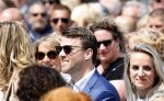 Amsterdam 15 juli 2024
Herdenkingsmonument Peter R. de Vries onthuld in Amsterdam Het kunstwerk bestaat uit twee bronzen handen die in elkaar grijpen en is gemaakt door kunstenares Rini Hurkmans. Burgemeester Femke Halsema en Kelly de Vries spreken tijdens de onthulling van het monument. Humbert Tan presenteert het . Ook zijn vrouw Jaqueline de Vries zoon Royce de Vries (met vrouw ) en Kelly de Vries (met partner) waren natuurlijk aanwezig .