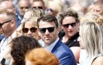 Amsterdam 15 juli 2024
Herdenkingsmonument Peter R. de Vries onthuld in Amsterdam Het kunstwerk bestaat uit twee bronzen handen die in elkaar grijpen en is gemaakt door kunstenares Rini Hurkmans. Burgemeester Femke Halsema en Kelly de Vries spreken tijdens de onthulling van het monument. Humbert Tan presenteert het . Ook zijn vrouw Jaqueline de Vries zoon Royce de Vries (met vrouw ) en Kelly de Vries (met partner) waren natuurlijk aanwezig .