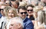 Amsterdam 15 juli 2024
Herdenkingsmonument Peter R. de Vries onthuld in Amsterdam Het kunstwerk bestaat uit twee bronzen handen die in elkaar grijpen en is gemaakt door kunstenares Rini Hurkmans. Burgemeester Femke Halsema en Kelly de Vries spreken tijdens de onthulling van het monument. Humbert Tan presenteert het . Ook zijn vrouw Jaqueline de Vries zoon Royce de Vries (met vrouw ) en Kelly de Vries (met partner) waren natuurlijk aanwezig .