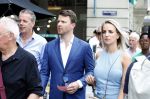 Amsterdam 15 juli 2024
Herdenkingsmonument Peter R. de Vries onthuld in Amsterdam Het kunstwerk bestaat uit twee bronzen handen die in elkaar grijpen en is gemaakt door kunstenares Rini Hurkmans. Burgemeester Femke Halsema en Kelly de Vries spreken tijdens de onthulling van het monument. Humbert Tan presenteert het . Ook zijn vrouw Jaqueline de Vries zoon Royce de Vries (met vrouw ) en Kelly de Vries (met partner) waren natuurlijk aanwezig .
