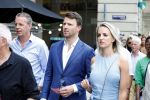 Amsterdam 15 juli 2024
Herdenkingsmonument Peter R. de Vries onthuld in Amsterdam Het kunstwerk bestaat uit twee bronzen handen die in elkaar grijpen en is gemaakt door kunstenares Rini Hurkmans. Burgemeester Femke Halsema en Kelly de Vries spreken tijdens de onthulling van het monument. Humbert Tan presenteert het . Ook zijn vrouw Jaqueline de Vries zoon Royce de Vries (met vrouw ) en Kelly de Vries (met partner) waren natuurlijk aanwezig .