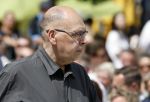 Amsterdam 15 juli 2024
Herdenkingsmonument Peter R. de Vries onthuld in Amsterdam Het kunstwerk bestaat uit twee bronzen handen die in elkaar grijpen en is gemaakt door kunstenares Rini Hurkmans. Burgemeester Femke Halsema en Kelly de Vries spreken tijdens de onthulling van het monument. Humbert Tan presenteert het . Ook zijn vrouw Jaqueline de Vries zoon Royce de Vries (met vrouw ) en Kelly de Vries (met partner) waren natuurlijk aanwezig . Simon de Waal