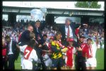 Amsterdam,28 April 1995
AJAX Landskampioen seizoen 1995-1996
Op de foto v.l.n.r. Sjaak Wolfs  -materiaalman- Patrick Kluivert Bobby Haarms Marc Overmars -net zichtbaar- Nordin Wooter 7 Louis v Gaal Finidi George Danny Blind Edwin v d Sar Gerard v d Lem Jari LitmanenFred Grim en Sonny Silooy
