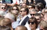 Amsterdam 15 juli 2024
Herdenkingsmonument Peter R. de Vries onthuld in Amsterdam Het kunstwerk bestaat uit twee bronzen handen die in elkaar grijpen en is gemaakt door kunstenares Rini Hurkmans. Burgemeester Femke Halsema en Kelly de Vries spreken tijdens de onthulling van het monument. Humbert Tan presenteert het . Ook zijn vrouw Jaqueline de Vries zoon Royce de Vries (met vrouw ) en Kelly de Vries (met partner) waren natuurlijk aanwezig . Sven Sauve