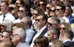 Amsterdam 15 juli 2024
Herdenkingsmonument Peter R. de Vries onthuld in Amsterdam Het kunstwerk bestaat uit twee bronzen handen die in elkaar grijpen en is gemaakt door kunstenares Rini Hurkmans. Burgemeester Femke Halsema en Kelly de Vries spreken tijdens de onthulling van het monument. Humbert Tan presenteert het . Ook zijn vrouw Jaqueline de Vries zoon Royce de Vries (met vrouw ) en Kelly de Vries (met partner) waren natuurlijk aanwezig . Sven Sauve
