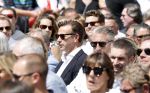 Amsterdam 15 juli 2024
Herdenkingsmonument Peter R. de Vries onthuld in Amsterdam Het kunstwerk bestaat uit twee bronzen handen die in elkaar grijpen en is gemaakt door kunstenares Rini Hurkmans. Burgemeester Femke Halsema en Kelly de Vries spreken tijdens de onthulling van het monument. Humbert Tan presenteert het . Ook zijn vrouw Jaqueline de Vries zoon Royce de Vries (met vrouw ) en Kelly de Vries (met partner) waren natuurlijk aanwezig . Sven Sauve