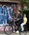 Amsterdam 13 juli 2024
Tina de Bruin met zoon op de fiets in Amsterdam zuid.