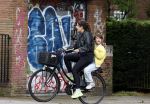 Amsterdam 13 juli 2024
Tina de Bruin met zoon op de fiets in Amsterdam zuid.