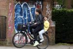 Amsterdam 13 juli 2024
Tina de Bruin met zoon op de fiets in Amsterdam zuid.