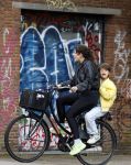 Amsterdam 13 juli 2024
Tina de Bruin met zoon op de fiets in Amsterdam zuid.