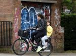 Amsterdam 13 juli 2024
Tina de Bruin met zoon op de fiets in Amsterdam zuid.