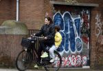 Amsterdam 13 juli 2024
Tina de Bruin met zoon op de fiets in Amsterdam zuid.