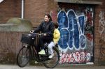 Amsterdam 13 juli 2024
Tina de Bruin met zoon op de fiets in Amsterdam zuid.