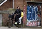Amsterdam 13 juli 2024
Tina de Bruin met zoon op de fiets in Amsterdam zuid.