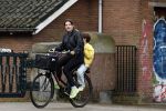 Amsterdam 13 juli 2024
Tina de Bruin met zoon op de fiets in Amsterdam zuid.
