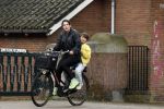 Amsterdam 13 juli 2024
Tina de Bruin met zoon op de fiets in Amsterdam zuid.