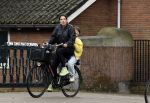 Amsterdam 13 juli 2024
Tina de Bruin met zoon op de fiets in Amsterdam zuid.