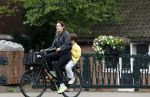 Amsterdam 13 juli 2024
Tina de Bruin met zoon op de fiets in Amsterdam zuid.