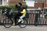 Amsterdam 13 juli 2024
Tina de Bruin met zoon op de fiets in Amsterdam zuid.