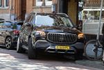 Amsterdam 10 juli 2024
Tino Martin zit achter in zijn auto en wordt gereden door chauffeur.