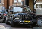 Amsterdam 10 juli 2024
Tino Martin zit achter in zijn auto en wordt gereden door chauffeur.
