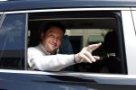 Amsterdam 10 juli 2024
Tino Martin zit achter in zijn auto en wordt gereden door chauffeur.