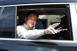 Amsterdam 10 juli 2024
Tino Martin zit achter in zijn auto en wordt gereden door chauffeur.