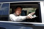Amsterdam 10 juli 2024
Tino Martin zit achter in zijn auto en wordt gereden door chauffeur.
